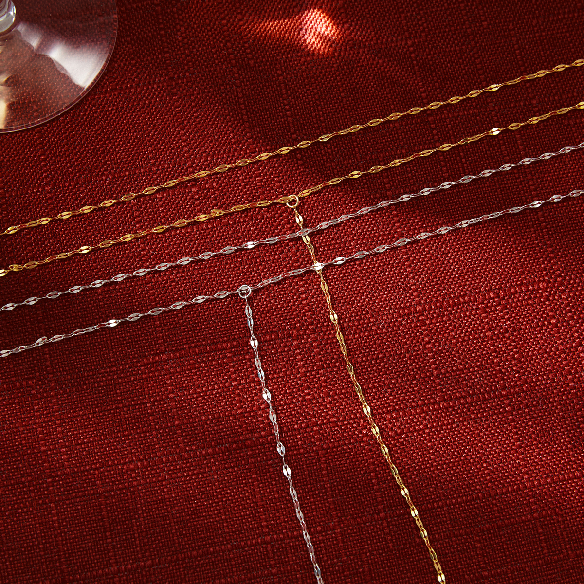 Náhrdelník Elenys Flow Line na krku jemný Y efekt